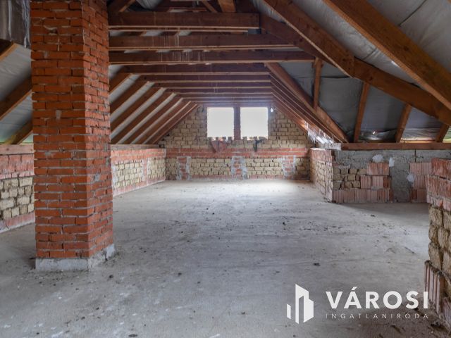 Tágas otthon lehetősége Újiráz központjában