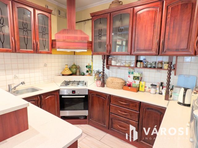 Nappali, 4 szoba, 2 fürdő,nyári lak, medence!