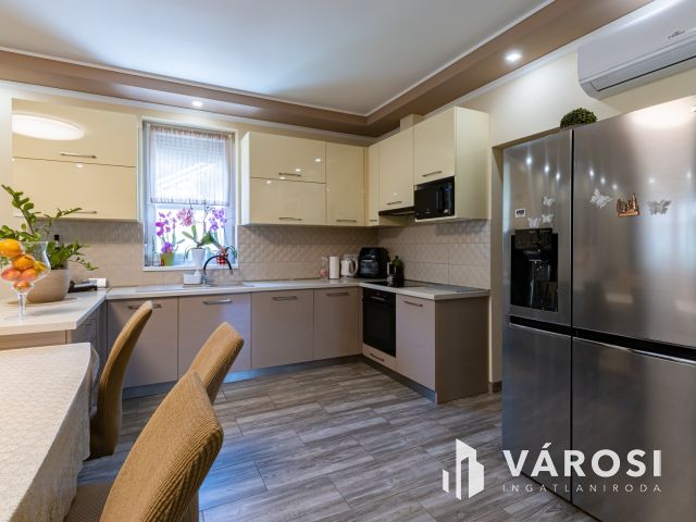 Két  ház, egy telken,  erdő mellett Szigethalmon eladó