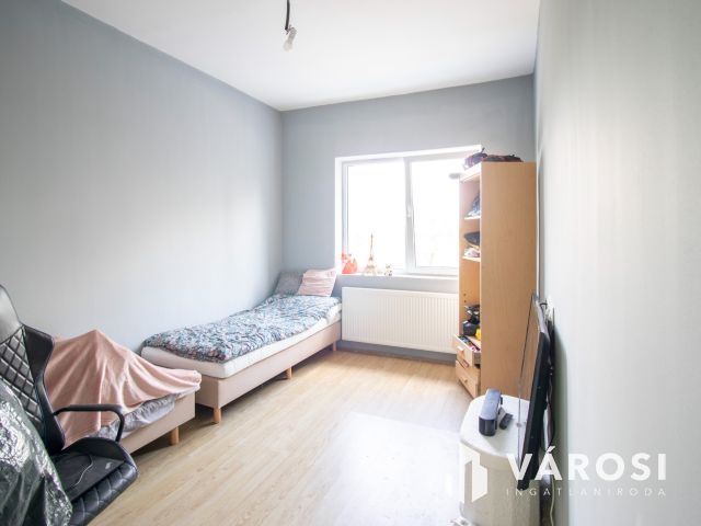 Részben felújított tégla ház, csendes környezetben