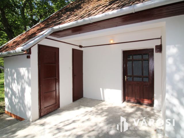 Nyaraló Gyula Szanazugban.