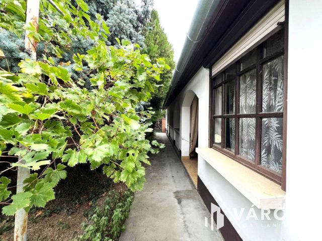 Tótkomlós belvárosában 3 szobás, jó elrendezésű ház eladó