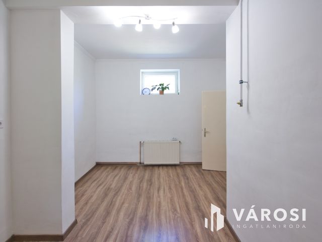 Belvárosi, 54 m2-es házrész eladó