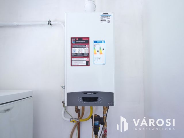 Belvárosi, 54 m2-es házrész eladó