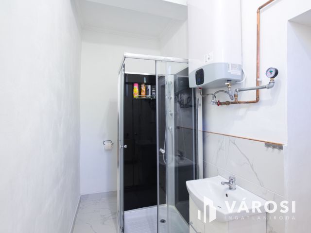 Belvárosi, 54 m2-es házrész eladó