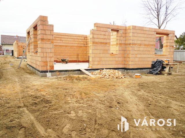 Új építésű családi ház Erdőskert csendes utcájában eladó