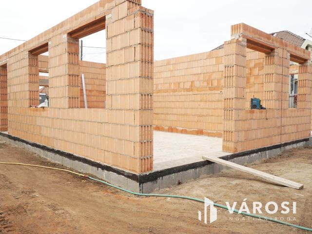 Új építésű ikerfél csendes utcában eladó