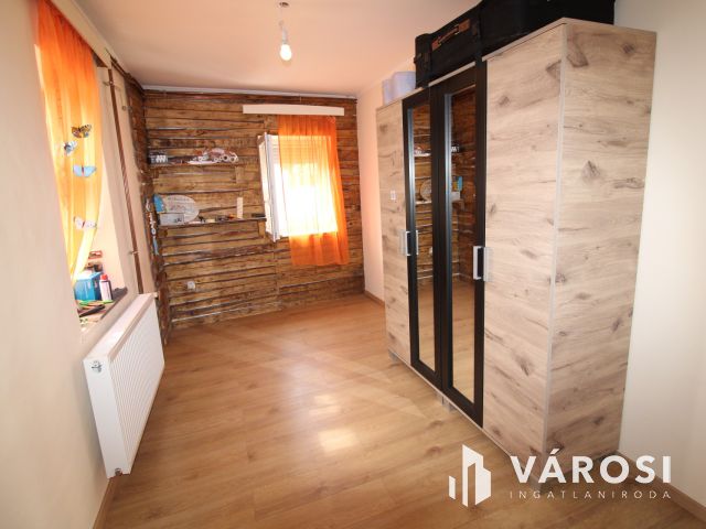 Rendezett családi ház nagy terasszal.