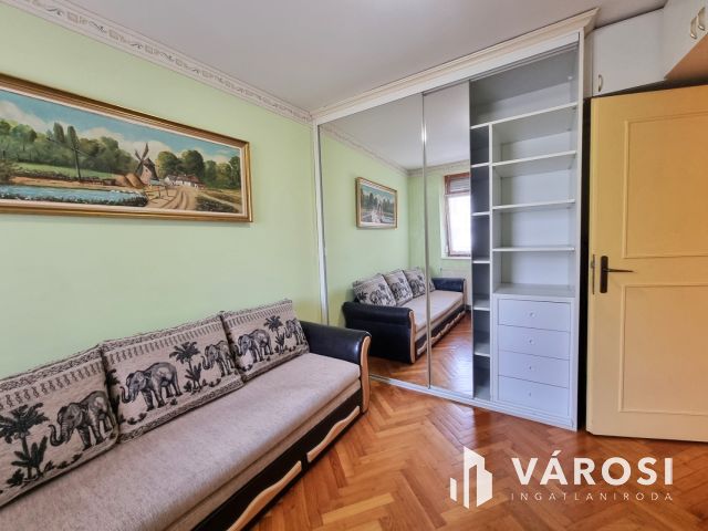 Erkélyes Liftes Nagy Nappalis 2.emeleti Belvárosi Lakás