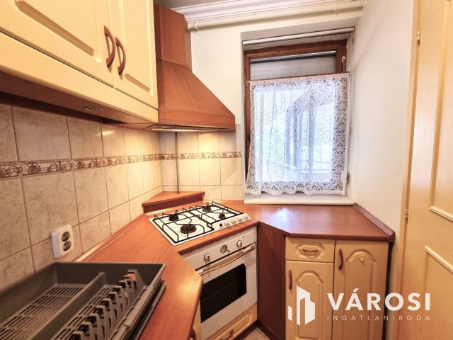 Erkélyes Liftes Nagy Nappalis 2.emeleti Belvárosi Lakás