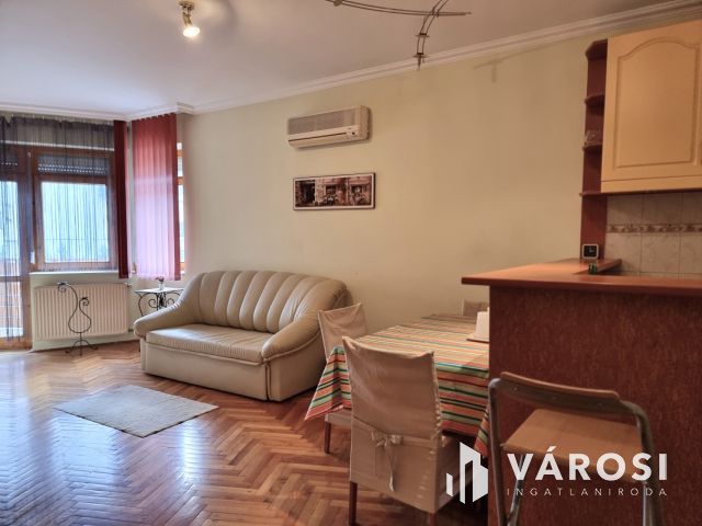 Erkélyes Liftes Nagy Nappalis 2.emeleti Belvárosi Lakás