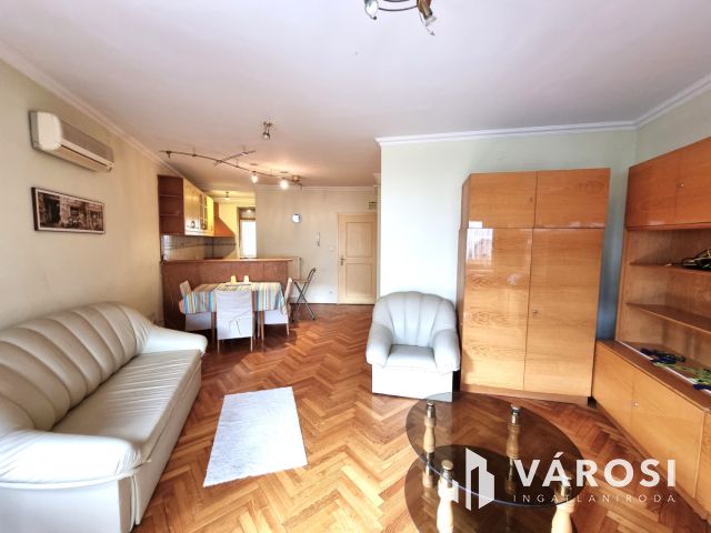 Erkélyes Liftes Nagy Nappalis 2.emeleti Belvárosi Lakás