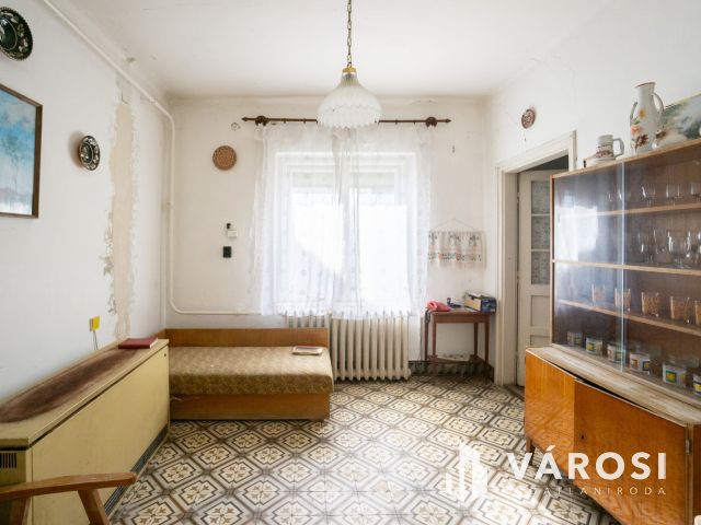 Pannonhalmi Főapátság közelében családi ház nagy telekkel!