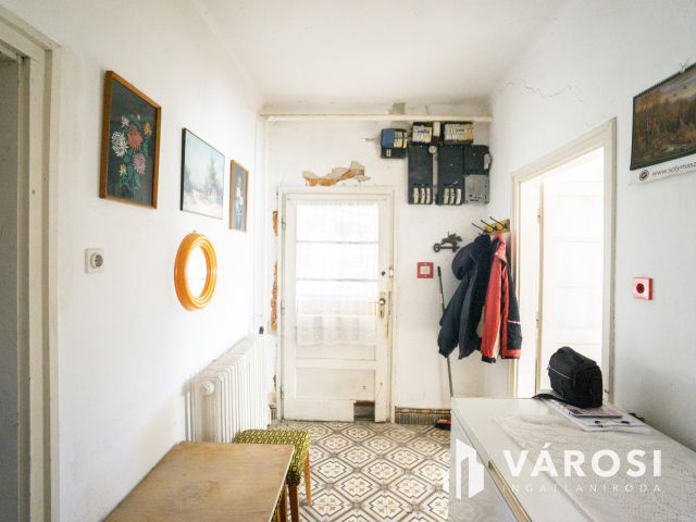 Pannonhalmi Főapátság közelében családi ház nagy telekkel!