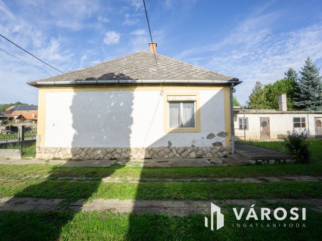 Pannonhalmi Főapátság közelében családi ház nagy telekkel!