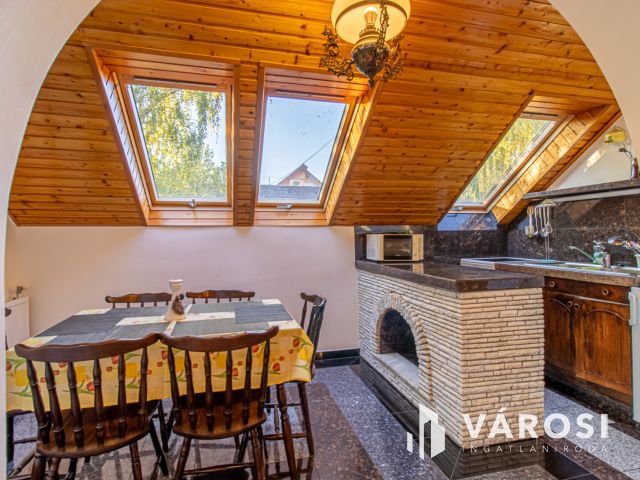 Kétlakásos ikerház 100 méterre a Balatontól