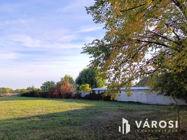Építési telek csendes helyen eladó!