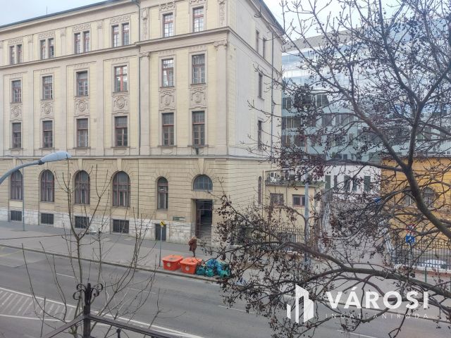 A Nyugati mellett 1. emeleti, klímás, erkélyes iroda kiadó