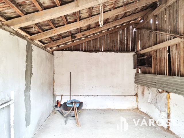 Vízpart közeli telken, kiváló szerkezetű tégla ház eladó