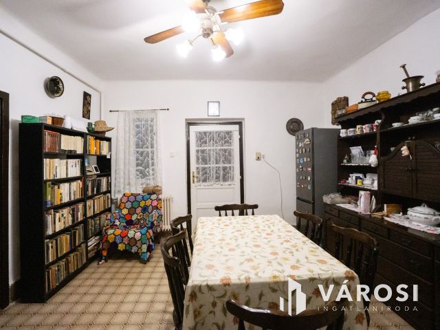 Családi ház a Holt-Duna partján, osztható telekkel!