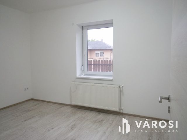 Azonnal költözhető 4 szobás felújított ház a központban