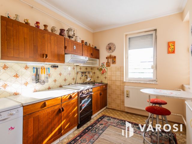 Tökéletes szerkezetű ház, tágas terekkel a Fürdőövezetben