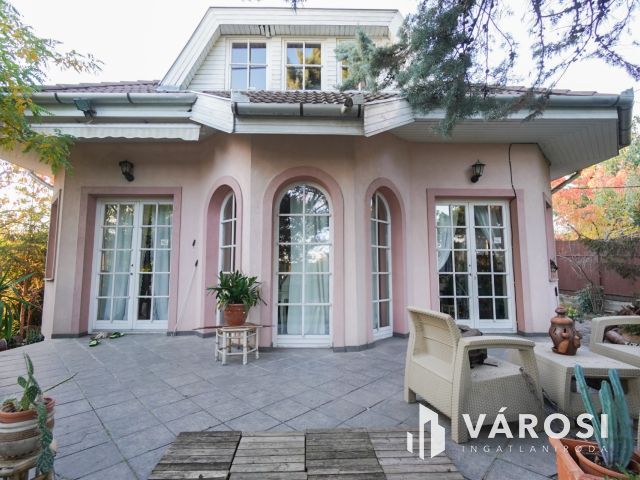 Újszerű családi ház Érden!