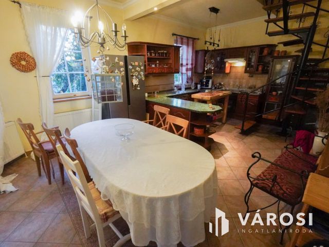 Újszerű családi ház Érden!