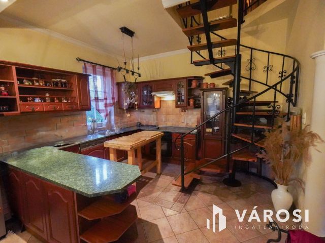 Újszerű családi ház Érden!