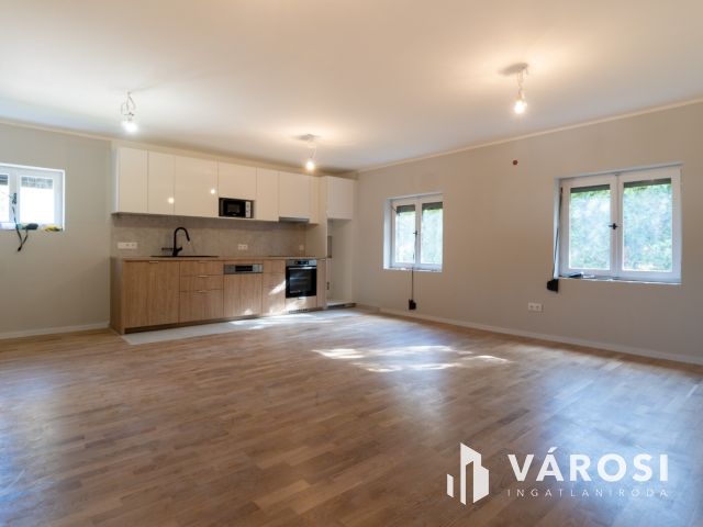 Első emeleti lakás az Aranyparton