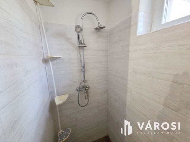 Kellemes földszinti lakás jó helyen