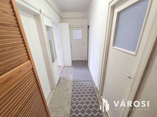 Kellemes földszinti lakás jó helyen