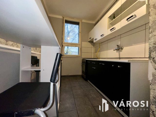 Acélgyári úton 4. emeleti, felújított, erkélyes lakás eladó!