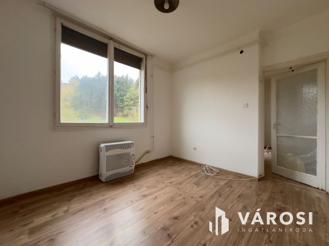 Acélgyári úton 4. emeleti, felújított, erkélyes lakás eladó!