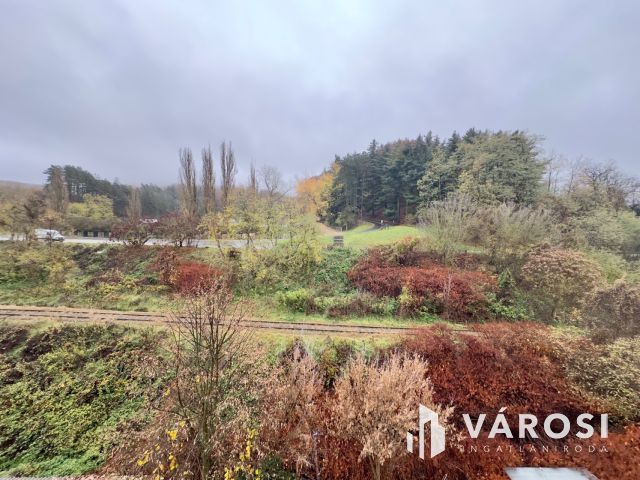 Acélgyári úton 4. emeleti, felújított, erkélyes lakás eladó!