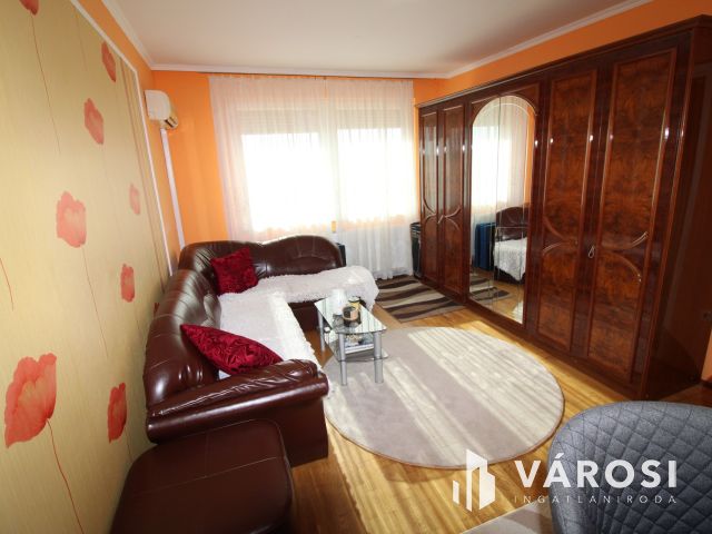 Gyulán alacsony fenntartású 1,5 szobás lakás eladó.