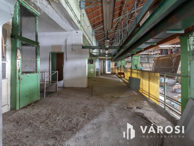 3018 m2-es raktár eladó a XXI. ker-ben, Csepel ipari részén