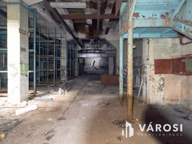3018 m2-es raktár eladó a XXI. ker-ben, Csepel ipari részén