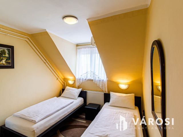 Panzió vagy akár társasház + egy 100 m2-es ház