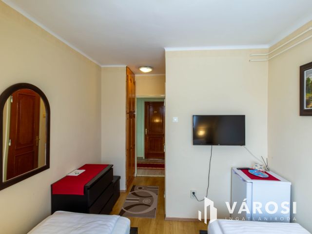 Panzió vagy akár társasház + egy 100 m2-es ház