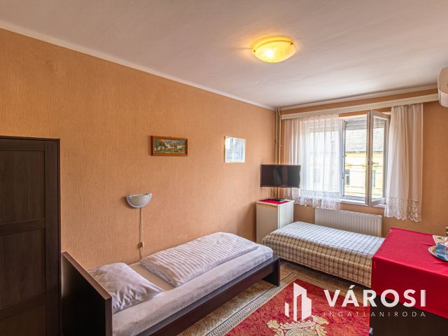 Panzió vagy akár társasház + egy 100 m2-es ház