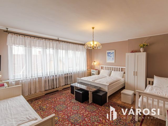 Panzió vagy akár társasház + egy 100 m2-es ház