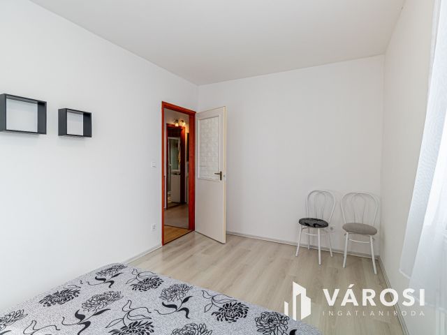 Remek lehetőség, eladó lakás fedett kocsibeállóval együtt