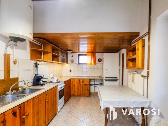 Jó szerkezet, egyedi elrendezés a belvároshoz közel