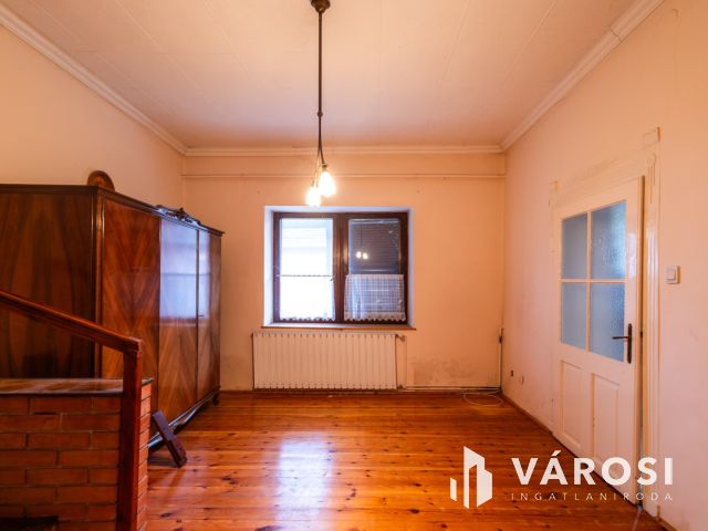 Jó szerkezet, egyedi elrendezés a belvároshoz közel