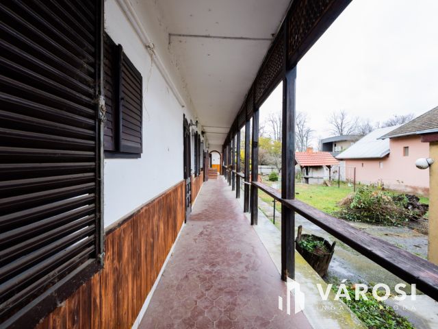 Jó szerkezet, egyedi elrendezés a belvároshoz közel