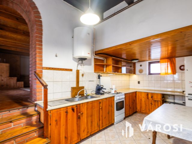 Jó szerkezet, egyedi elrendezés a belvároshoz közel