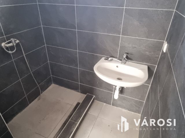 Kiadó kis épület az Ipari Parkban!