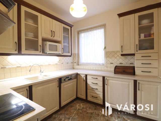 4/1. ben. 2 lakás ,1 garázs, 1 beálló !