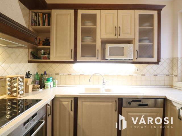 4/1. ben. 2 lakás ,1 garázs, 1 beálló !